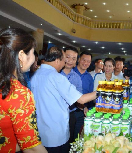 Thủ tướng Nguyễn Xuân Phúc thăm gian hàng nước khoáng Công Đoàn tại triển lãm Hà Nam